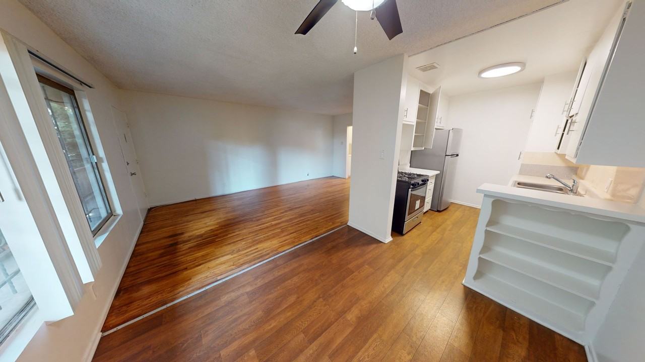 Amazing 2 bedroom & 1 bathroom unit - Photo 7 of 7