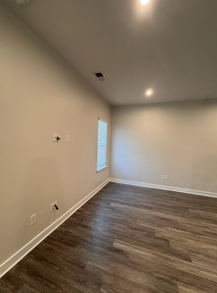 123 Roundtree Dr - Photo 3 of 13