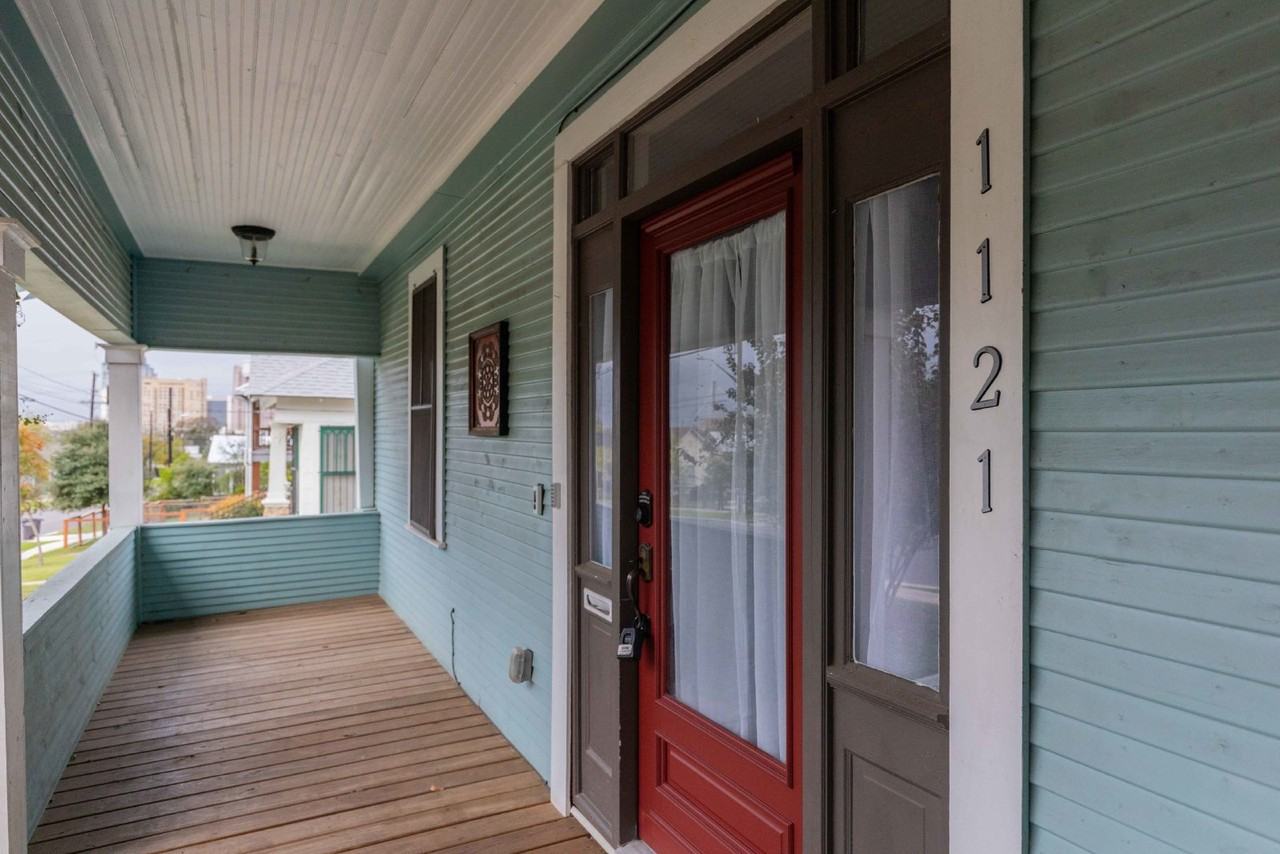 1121 E Crockett St - Photo 3 of 40