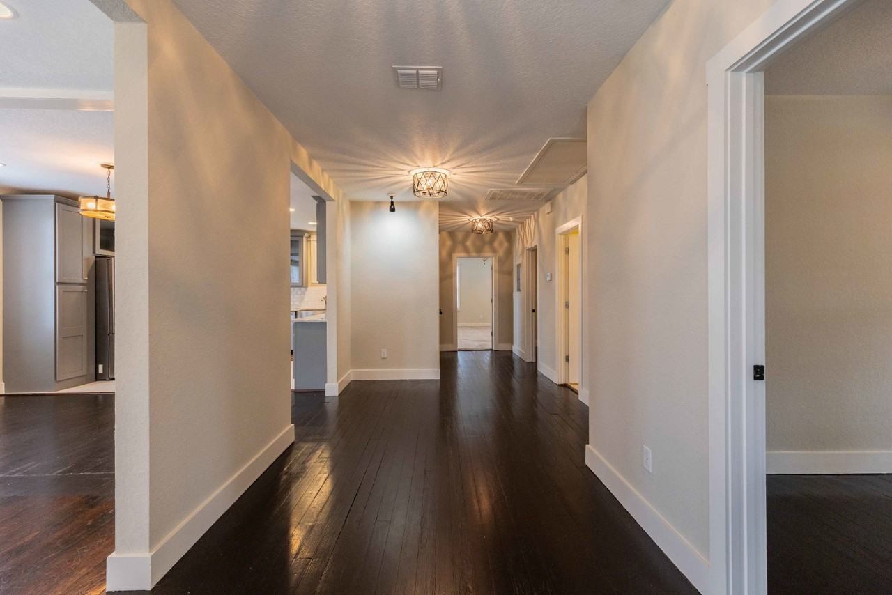 1121 E Crockett St - Photo 4 of 40