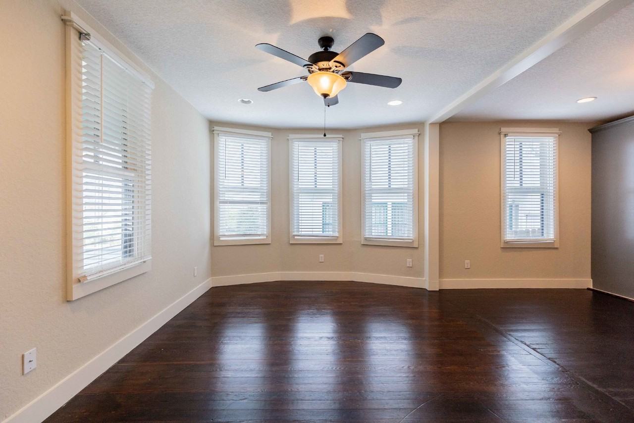 1121 E Crockett St - Photo 5 of 40
