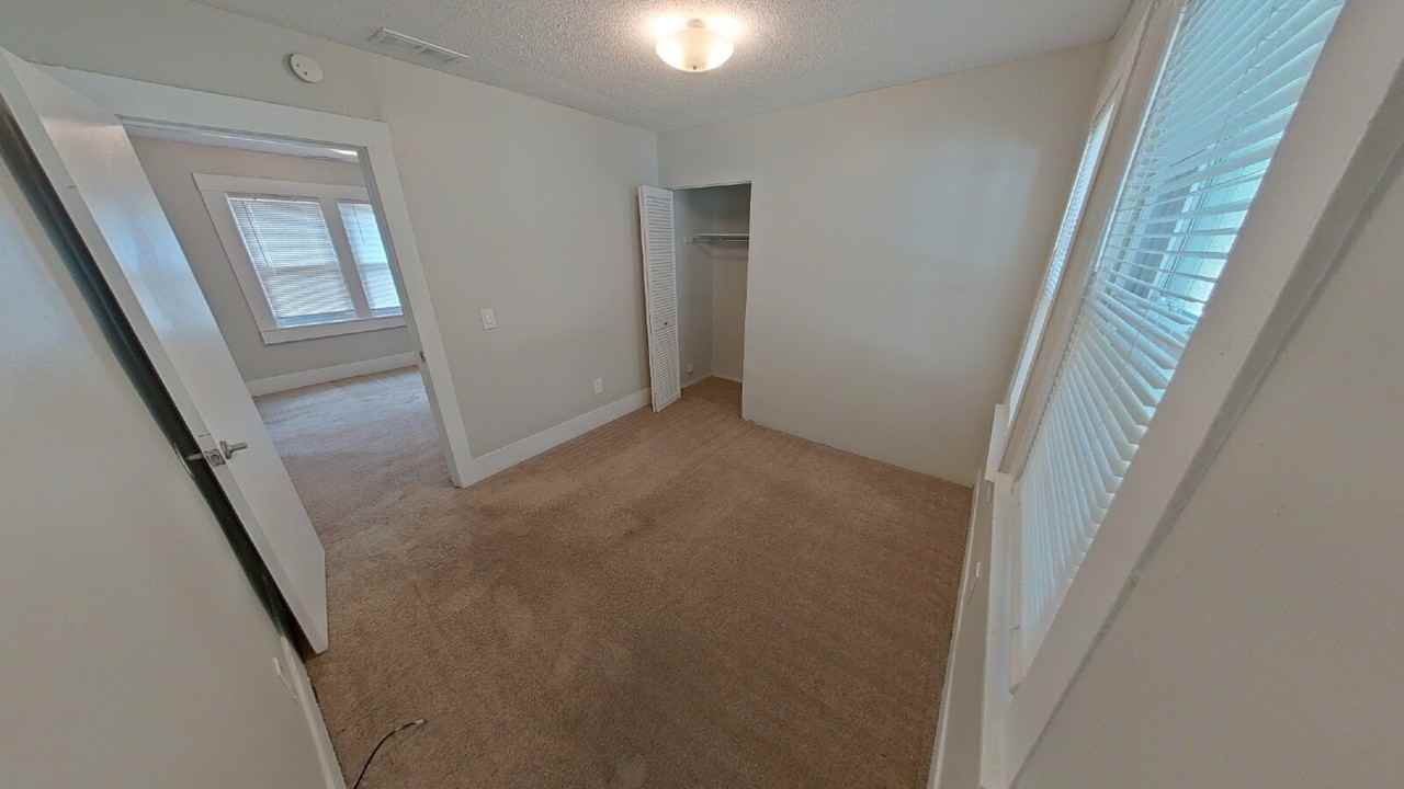 1325 Mohawk Ave - Photo 5 of 9
