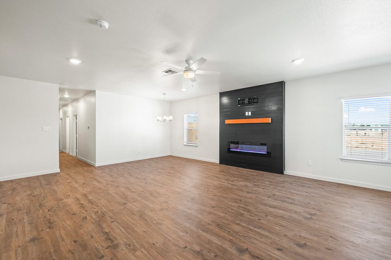 7051 40th St - Photo 4 of 18