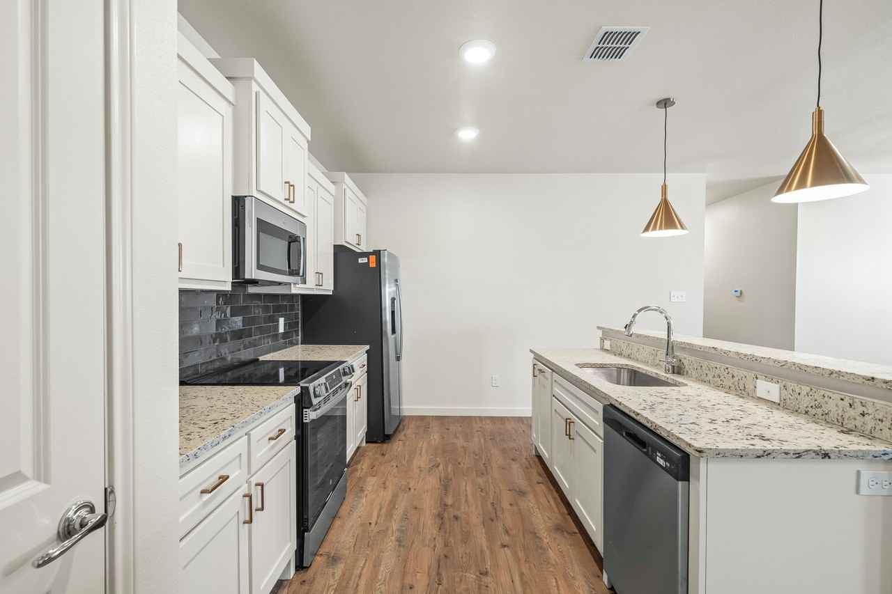 7051 40th St - Photo 7 of 18