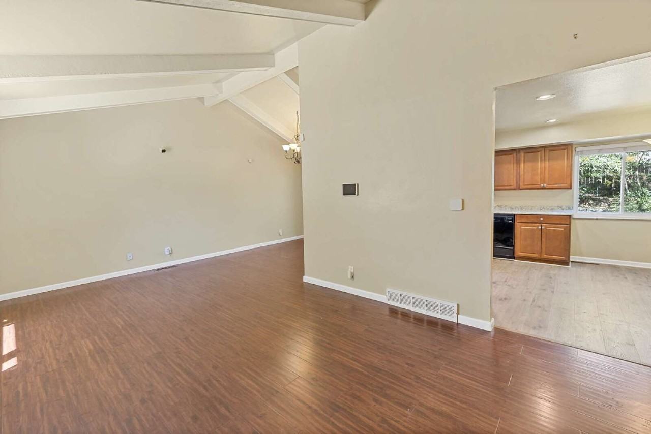 1401 Sanderson Ave - Photo 3 of 38