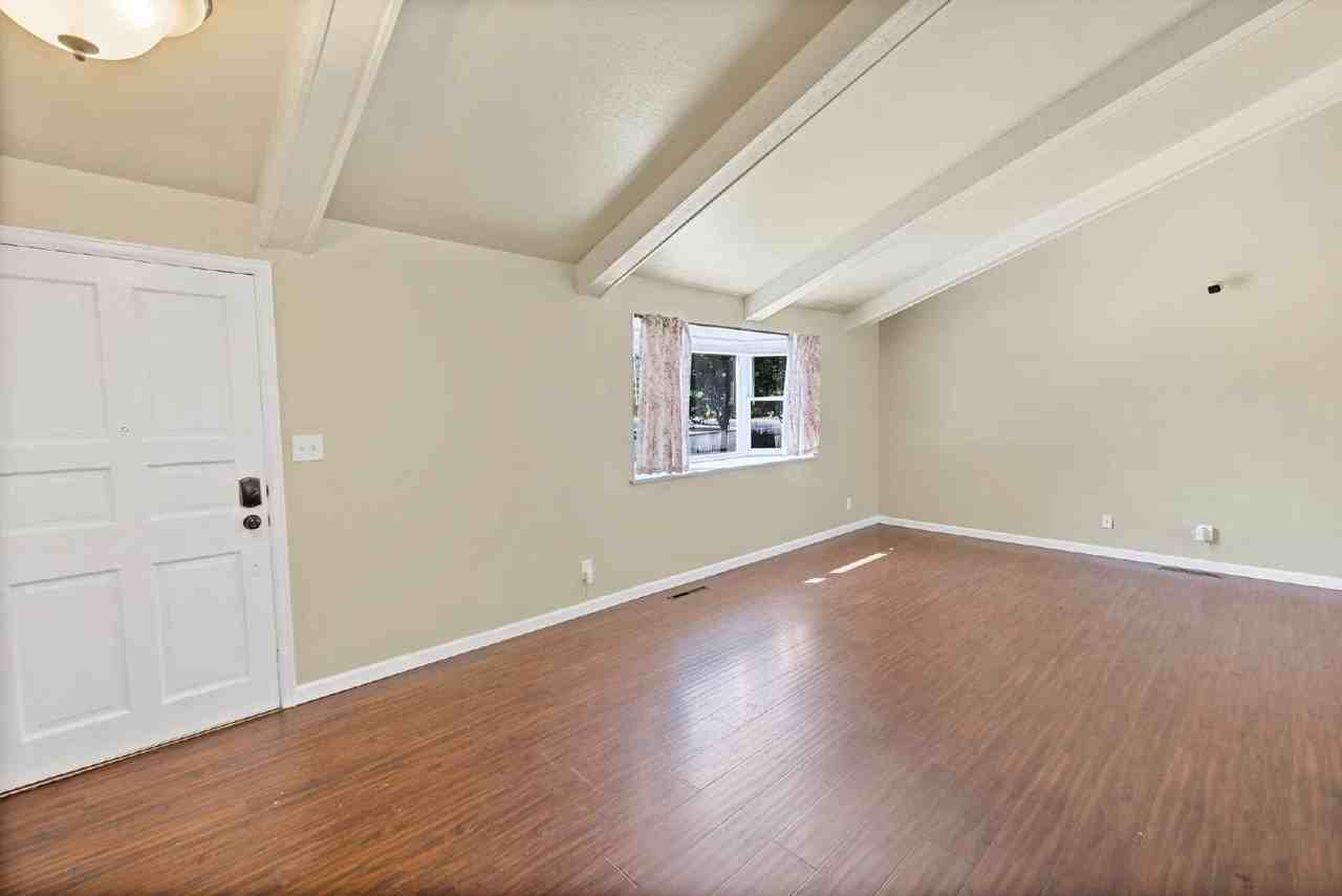 1401 Sanderson Ave - Photo 4 of 38