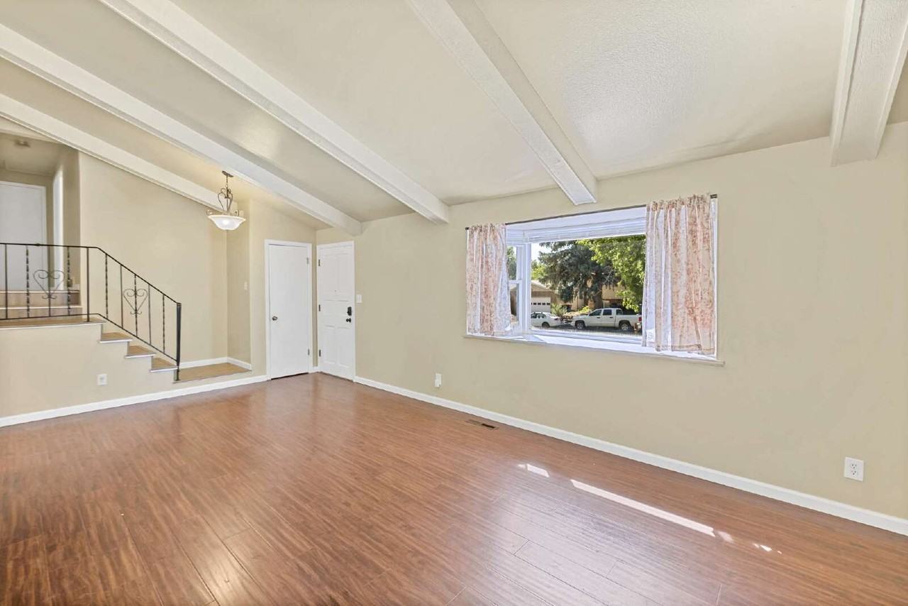 1401 Sanderson Ave - Photo 5 of 38