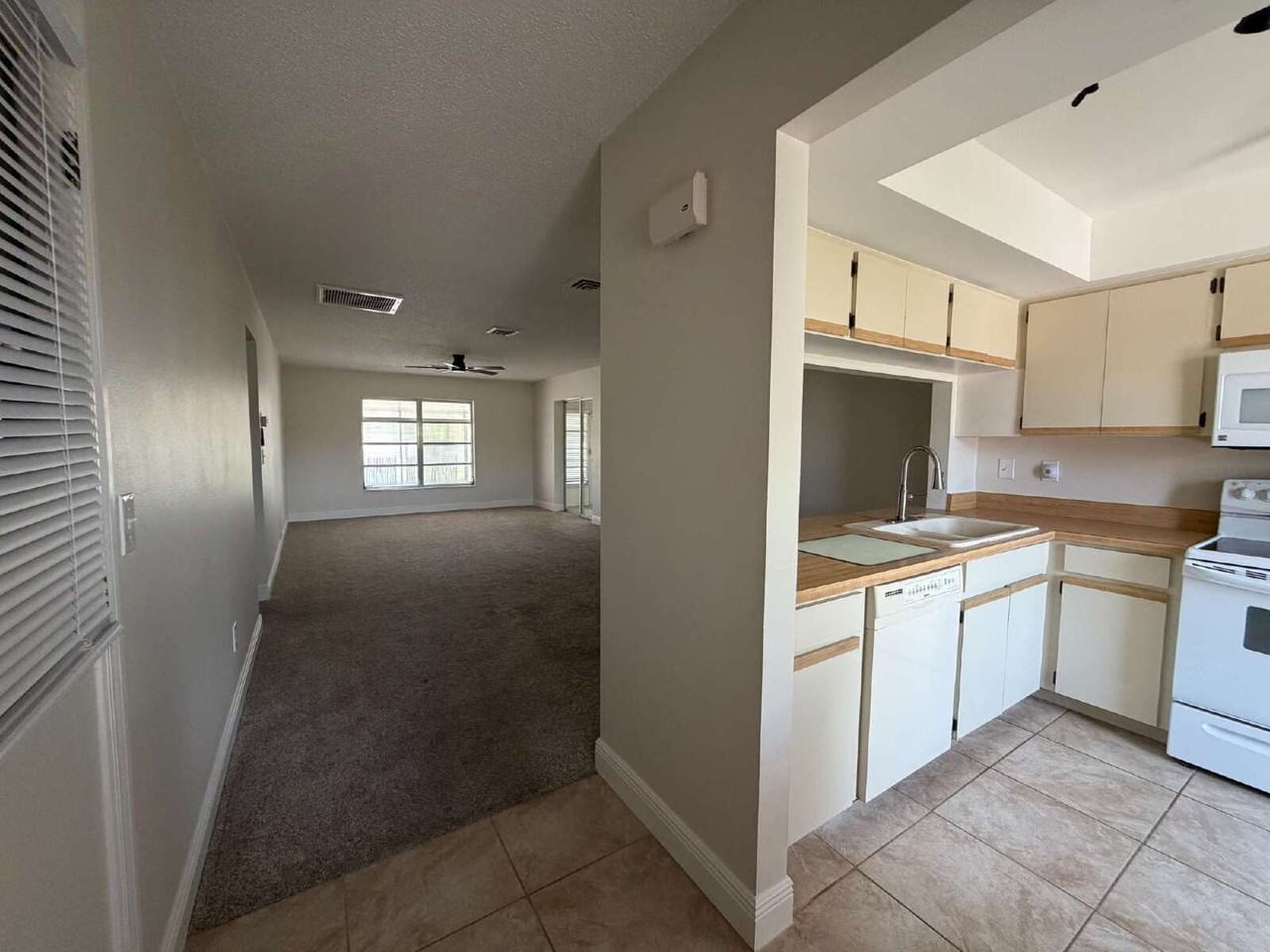 635 Harvey St - Photo 3 of 23