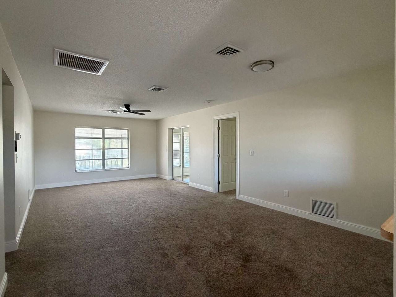 635 Harvey St - Photo 4 of 23