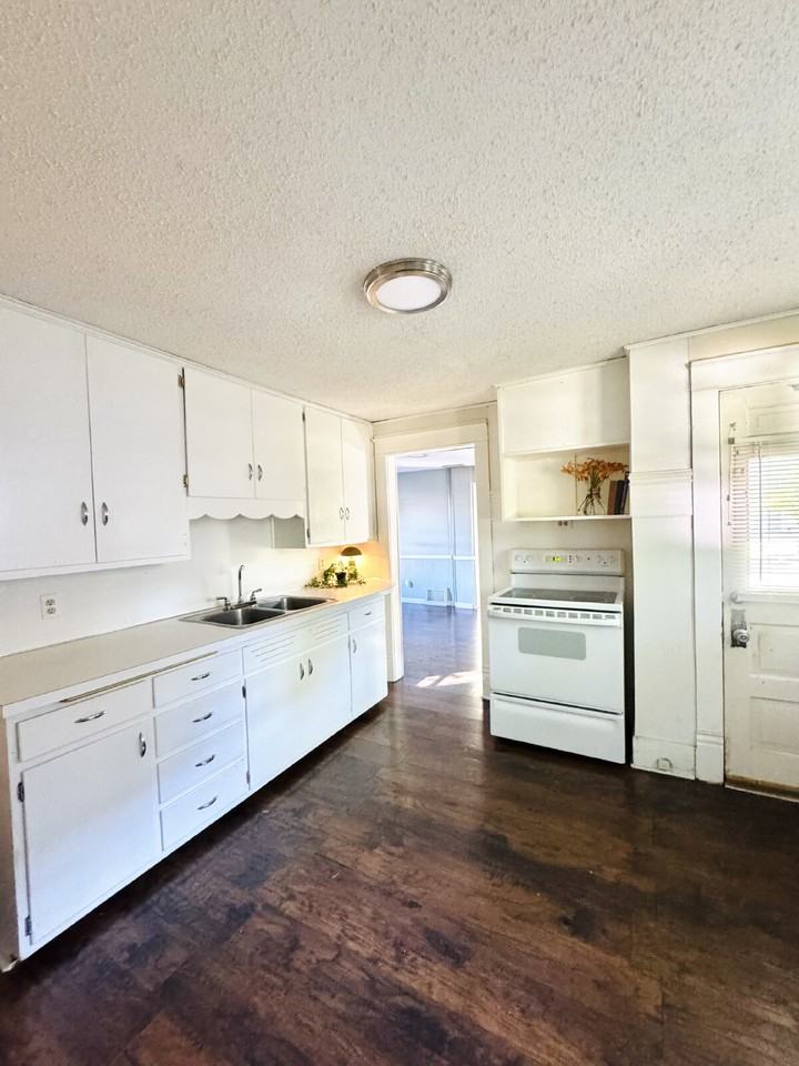 108 W Pine St - Photo 4 of 10