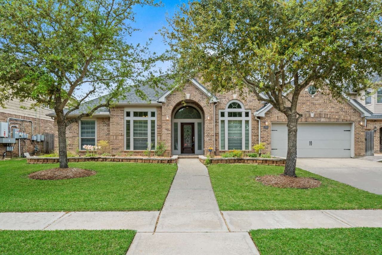 2818 Red Maple Dr - Photo 2 of 38