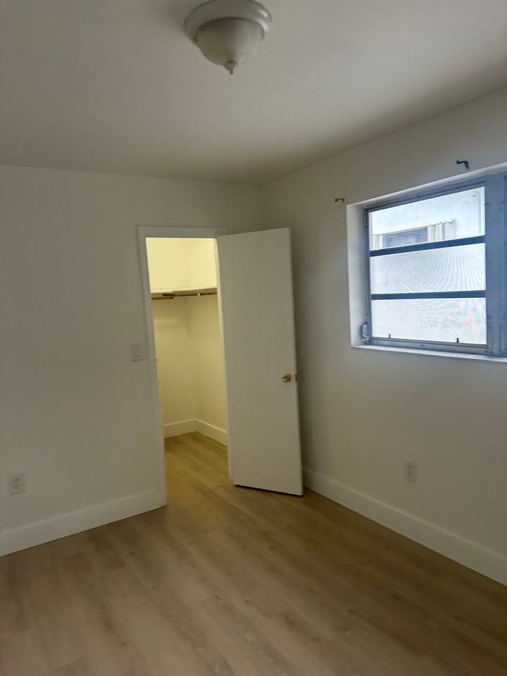 Sw 37th Ct #2 - Photo 3 of 10