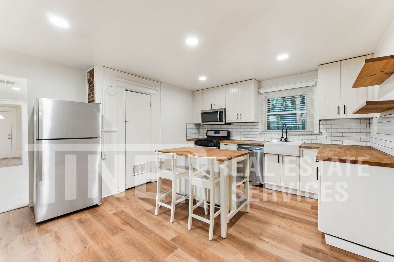 1508 E St - Photo 3 of 23