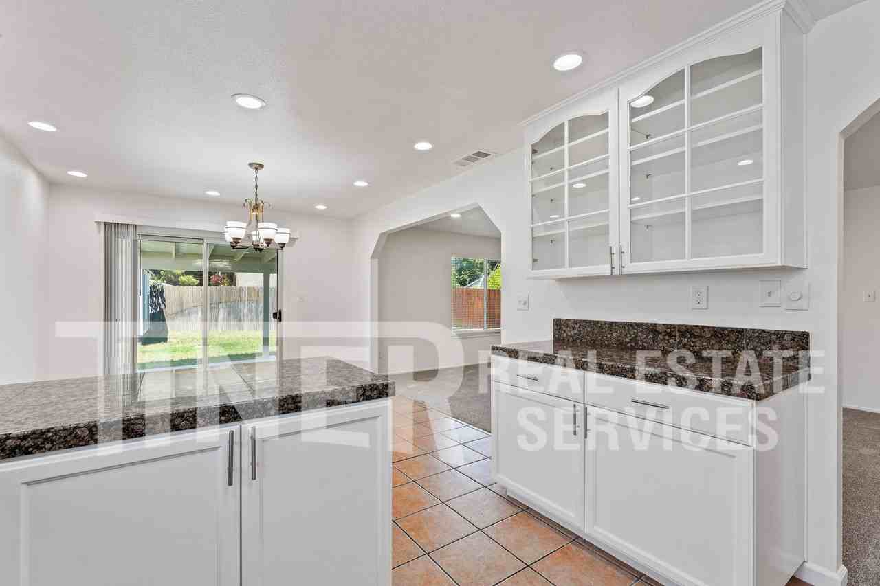 2815 Erin Dr - Photo 3 of 25