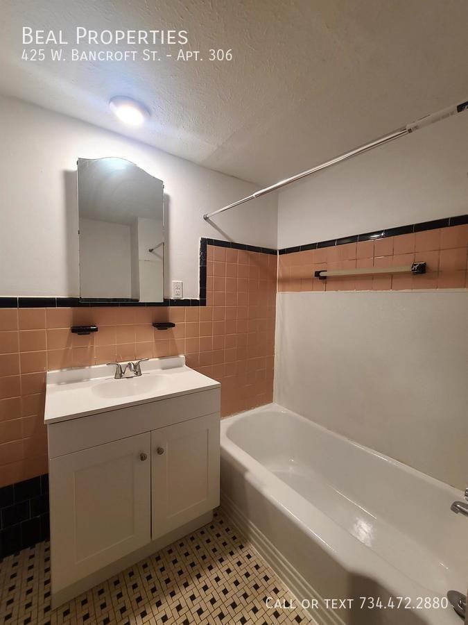 425 W Bancroft St #306 - Photo 7 of 8