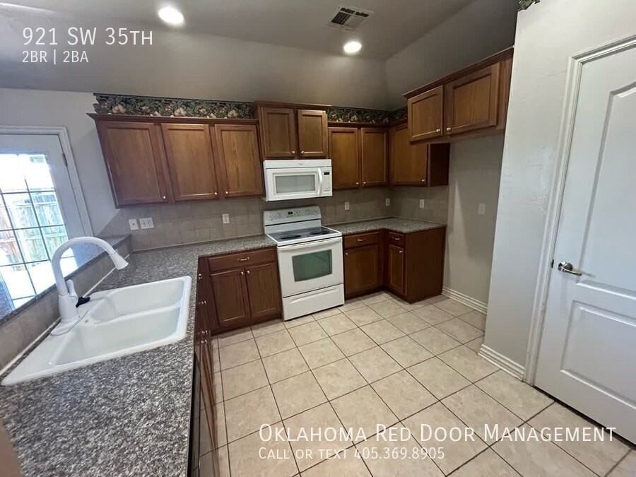 921 Sw 35th St - Photo 3 of 14