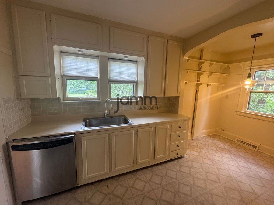 16811 Kenyon Rd Lowr - Photo 7 of 20