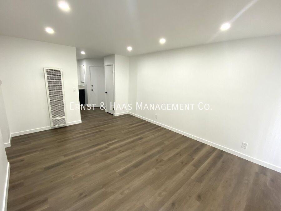 6673 Hammond Ave - Photo 3 of 12