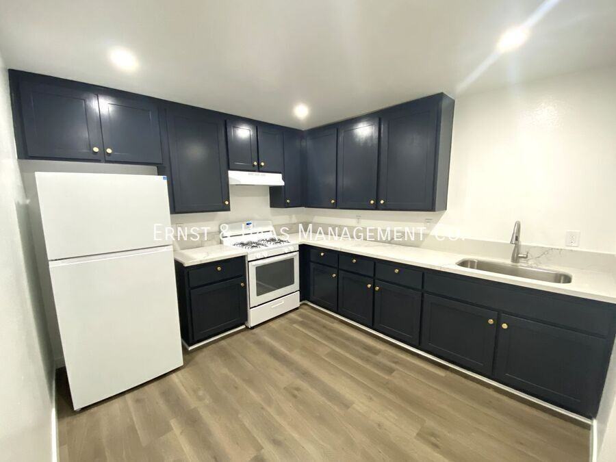 6673 Hammond Ave - Photo 4 of 12