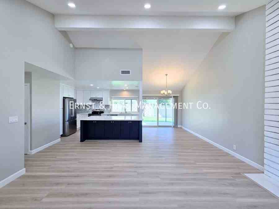 13118 Carolyn St - Photo 4 of 27