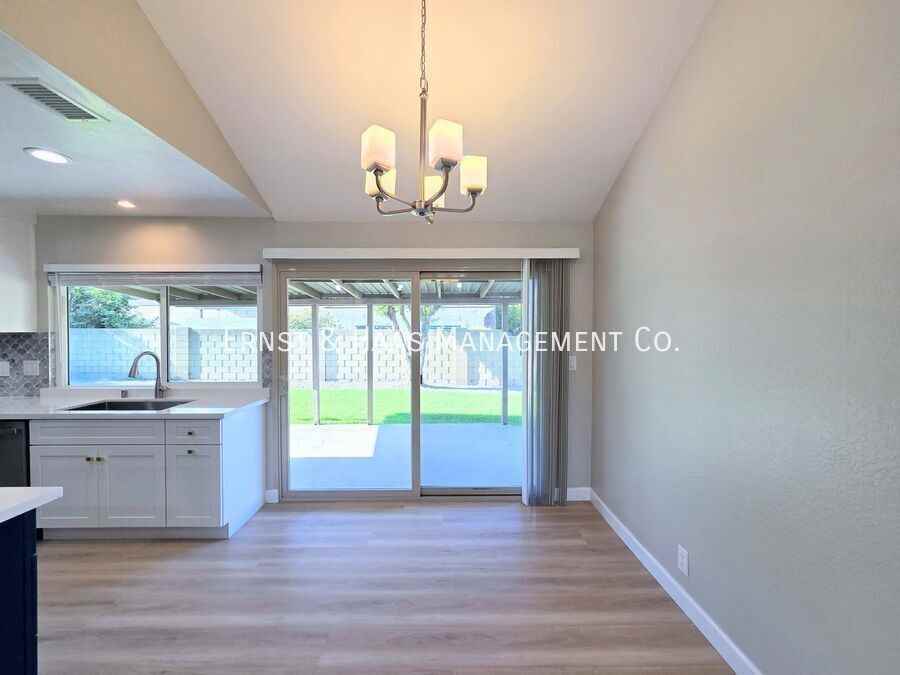 13118 Carolyn St - Photo 7 of 27
