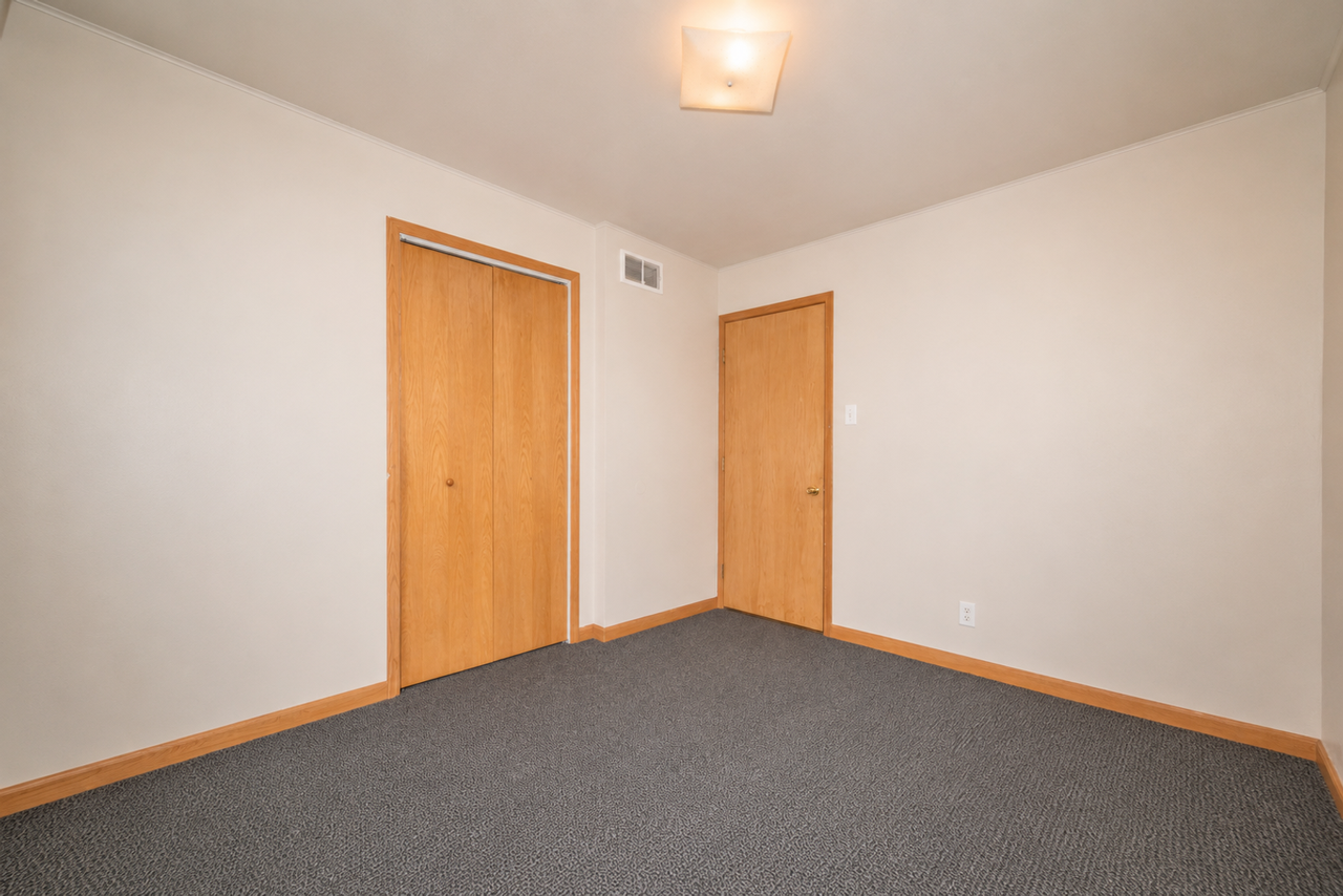 151 W Adams St - Photo 4 of 12