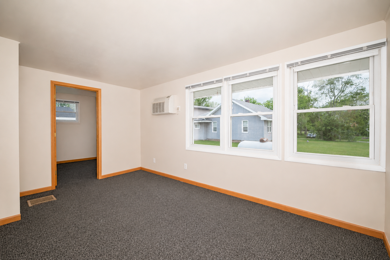 151 W Adams St - Photo 6 of 12