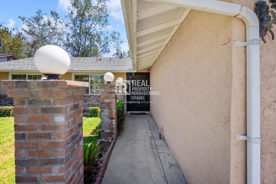 16653 Mallory Dr - Photo 3 of 38