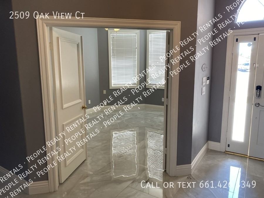 2509 Oak View Ct - Photo 3 of 45