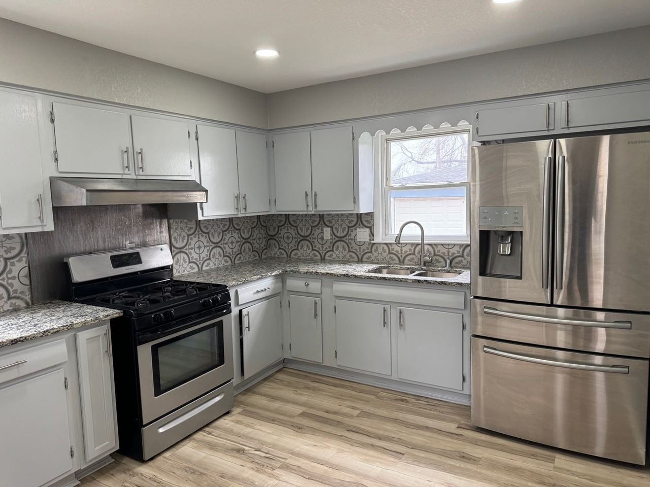 8037 W Thurston Ave - Photo 2 of 18
