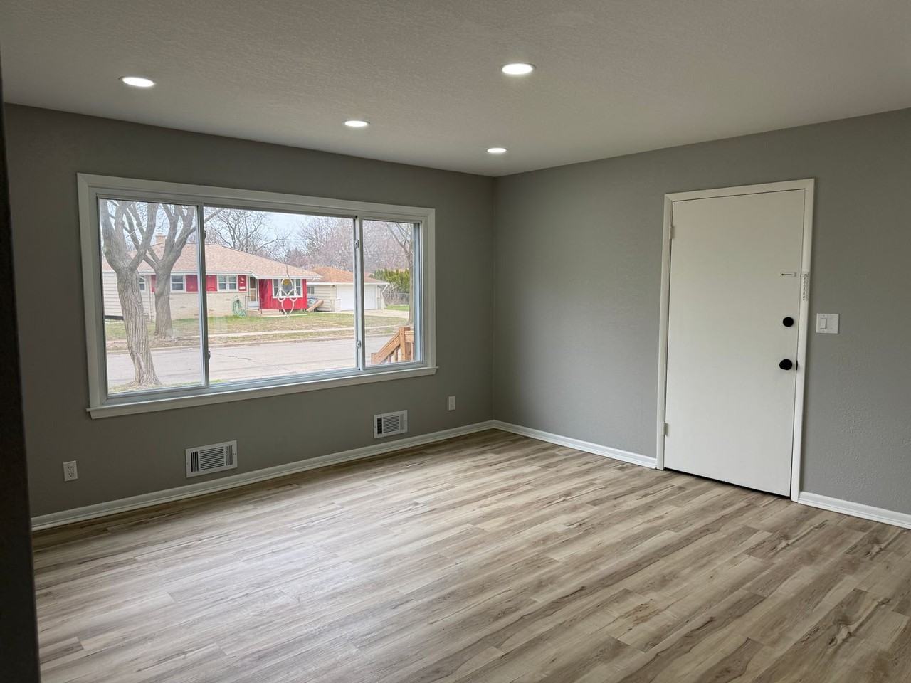 8037 W Thurston Ave - Photo 3 of 18