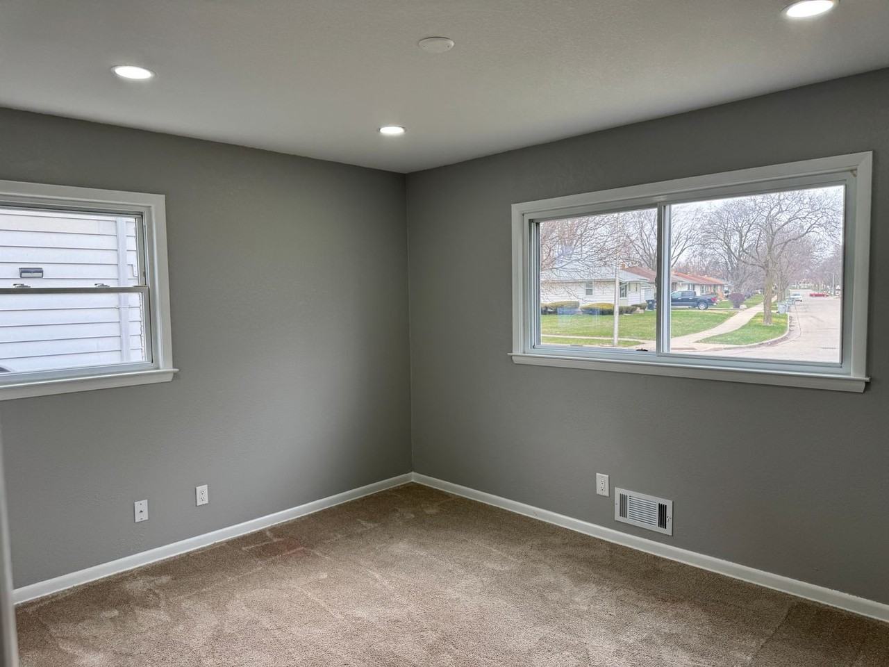 8037 W Thurston Ave - Photo 4 of 18