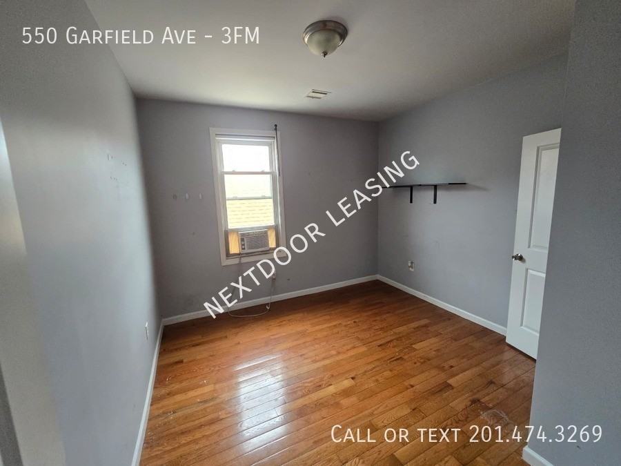 550 Garfield Ave #3FM - Photo 4 of 11
