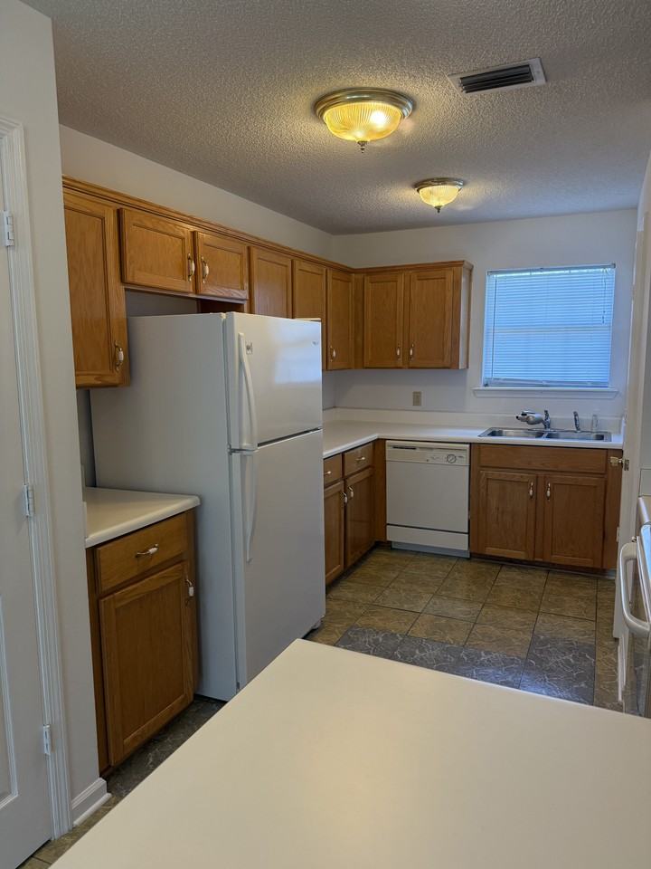 223 Georgia St - Photo 5 of 22