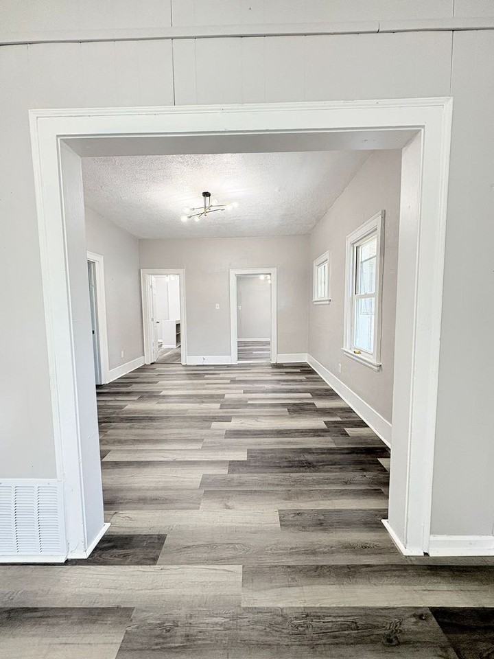 2817 N Erie St - Photo 6 of 17