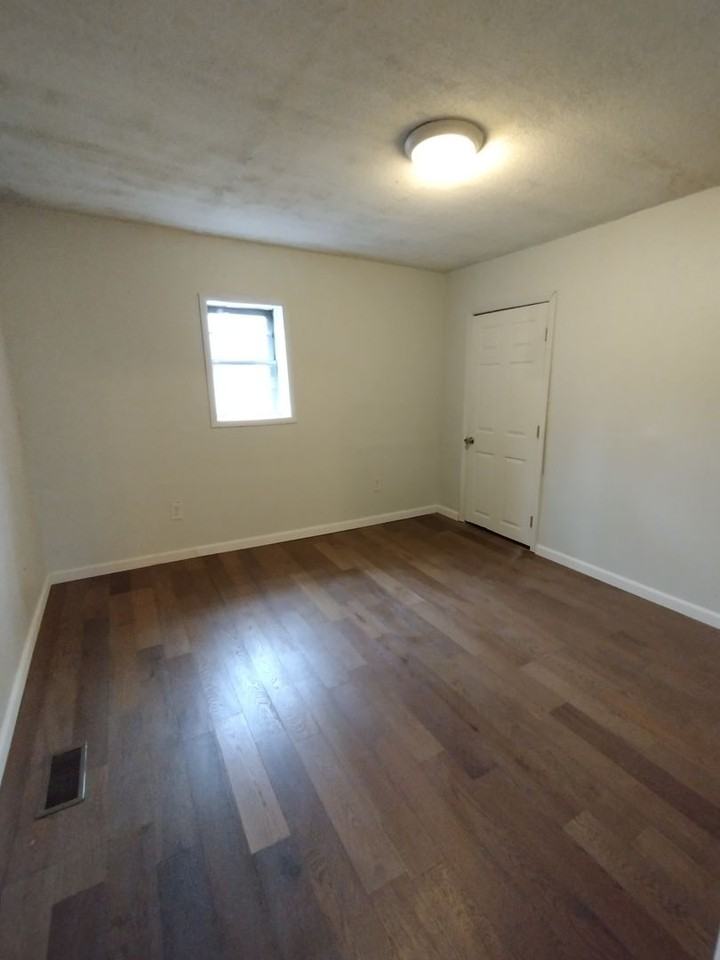 659 S Washington St - Photo 4 of 9