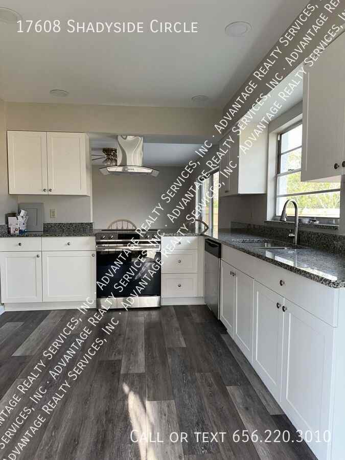 17608 Shadyside Cir - Photo 3 of 20