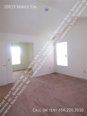 10819 Venice Cir - Photo 3 of 12