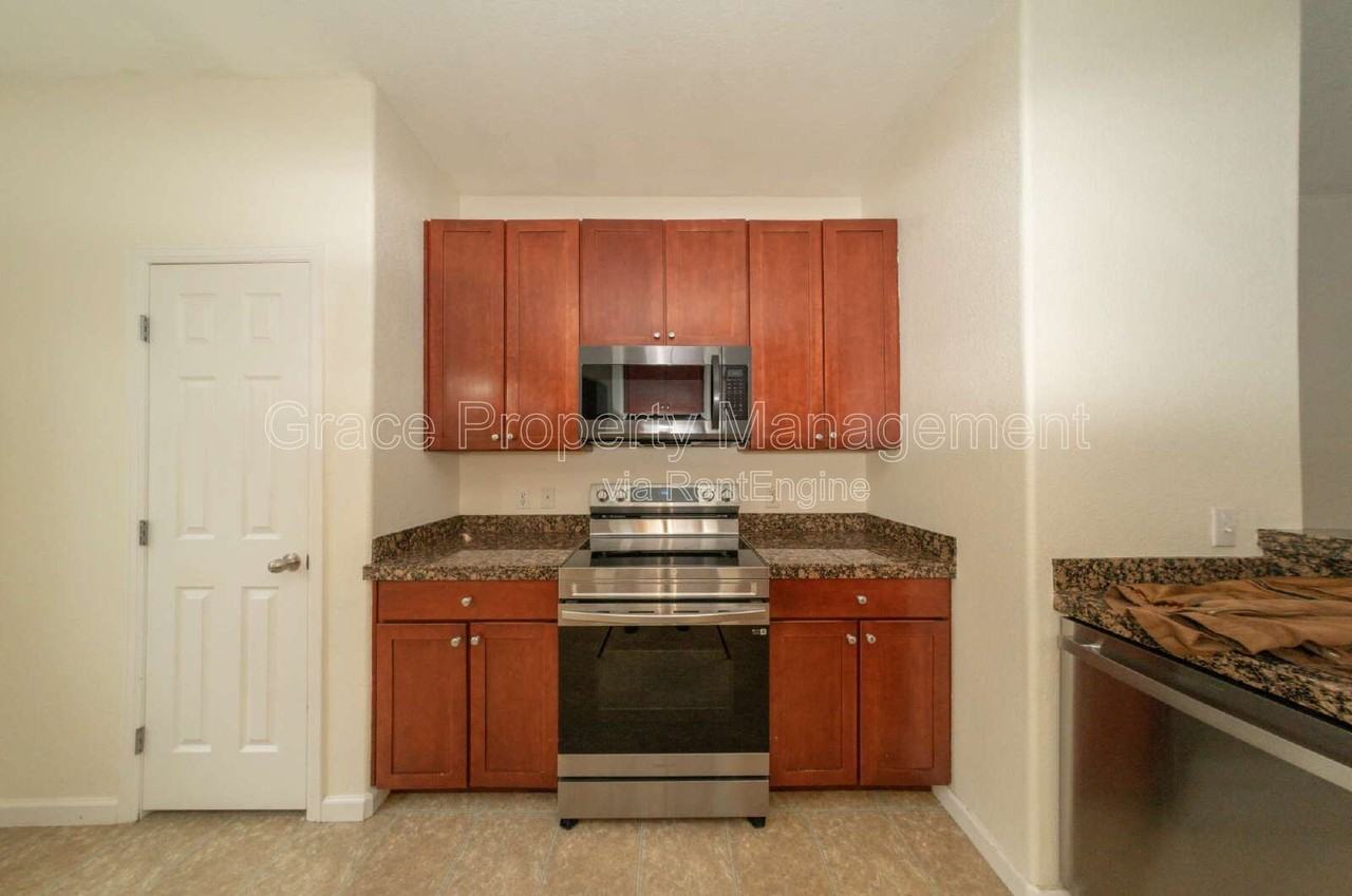 12780 Ivanhoe St - Photo 3 of 26