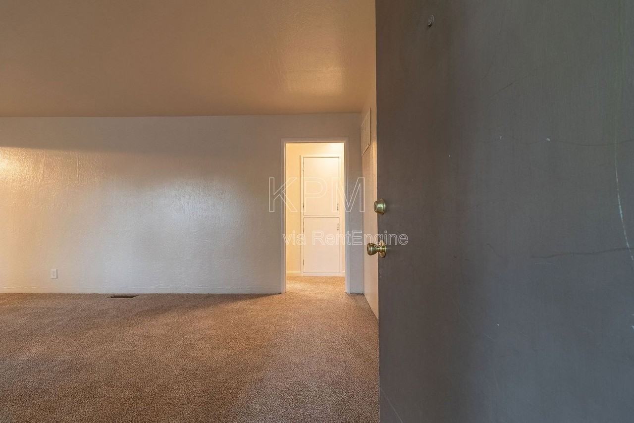 476 E Essex St - Photo 3 of 23