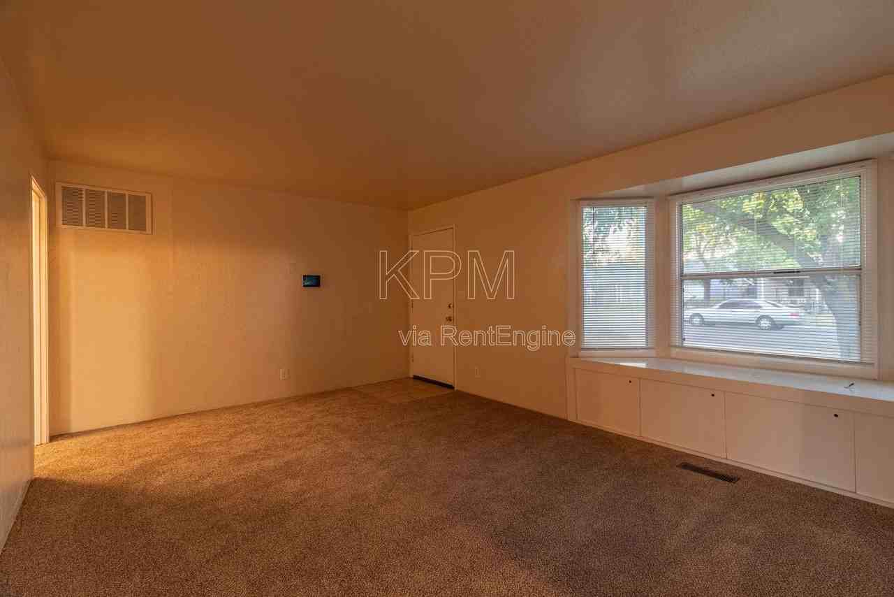 476 E Essex St - Photo 4 of 23
