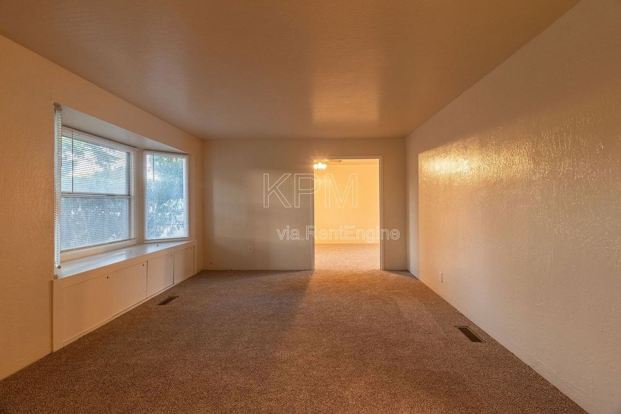 476 E Essex St - Photo 5 of 23