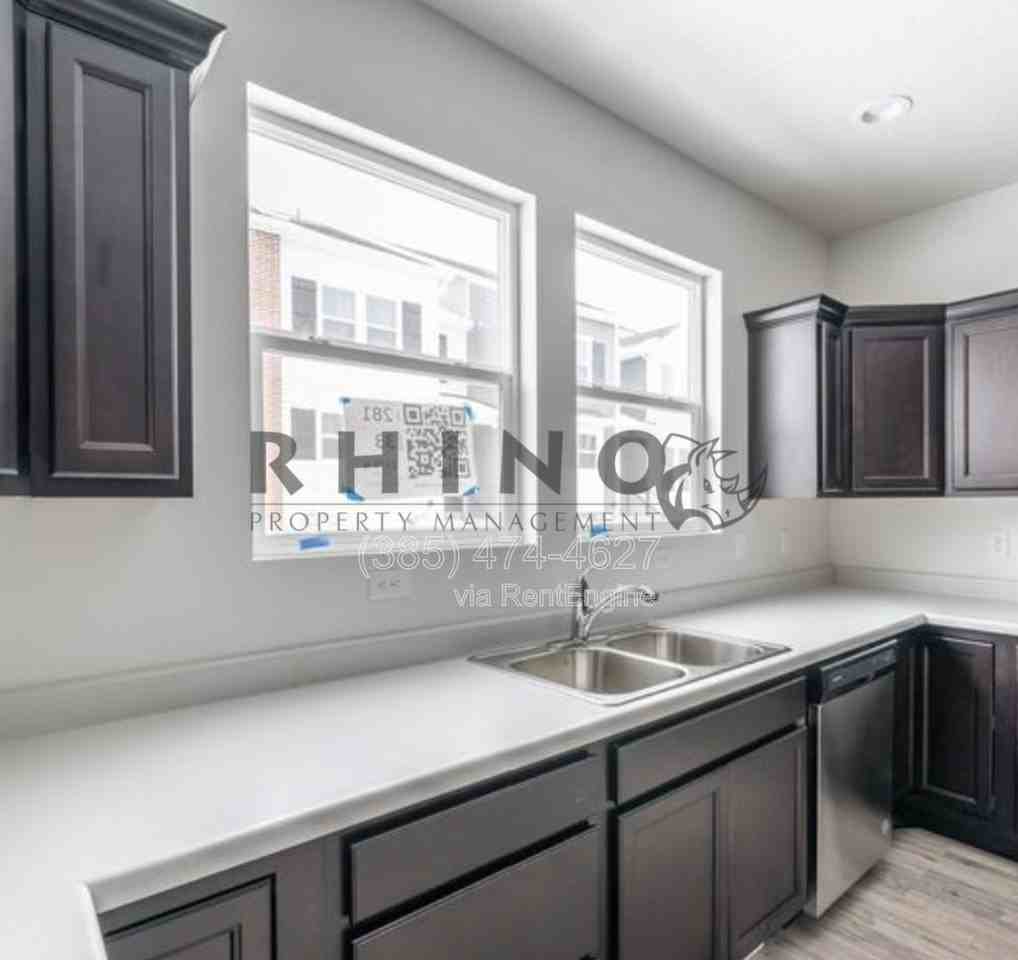 1979 N 3960 W - Photo 2 of 16