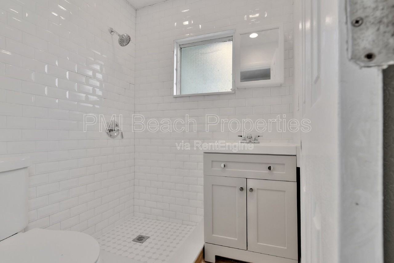 825 Truman St #4 - Photo 2 of 22