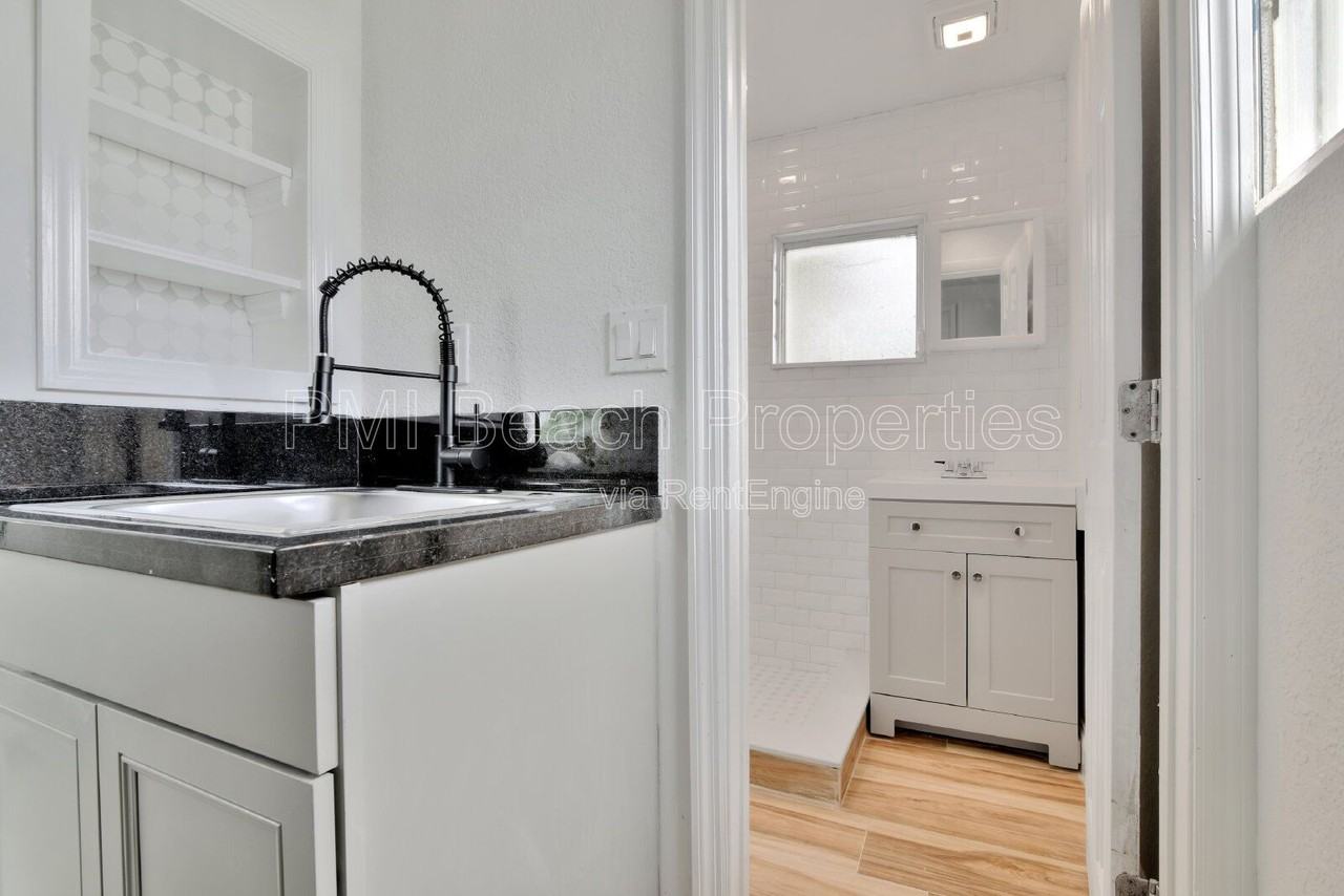 825 Truman St #4 - Photo 3 of 22