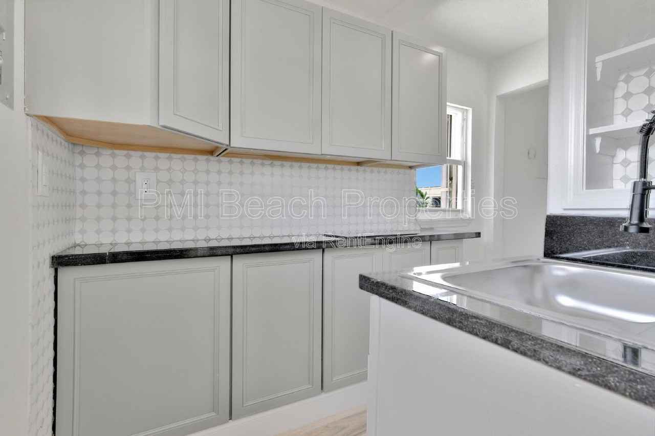 825 Truman St #4 - Photo 4 of 22
