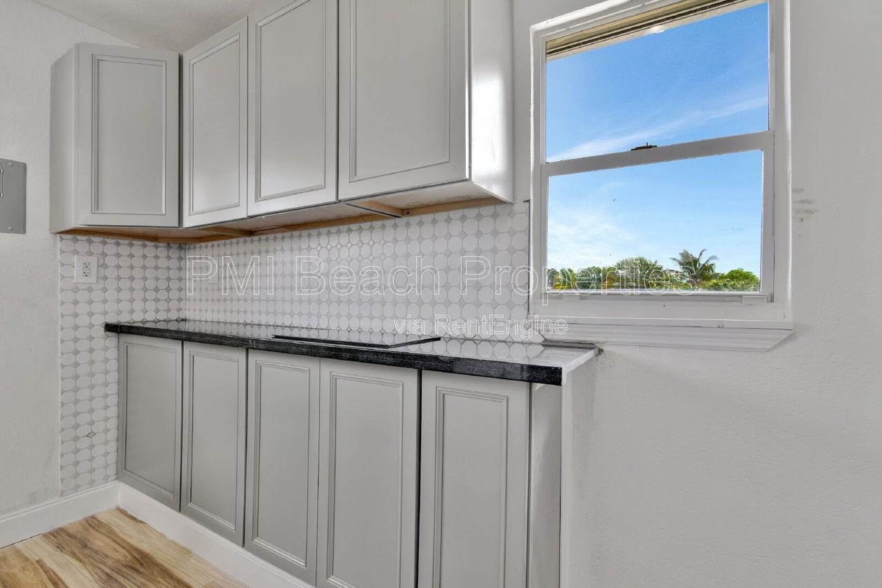 825 Truman St #4 - Photo 6 of 22
