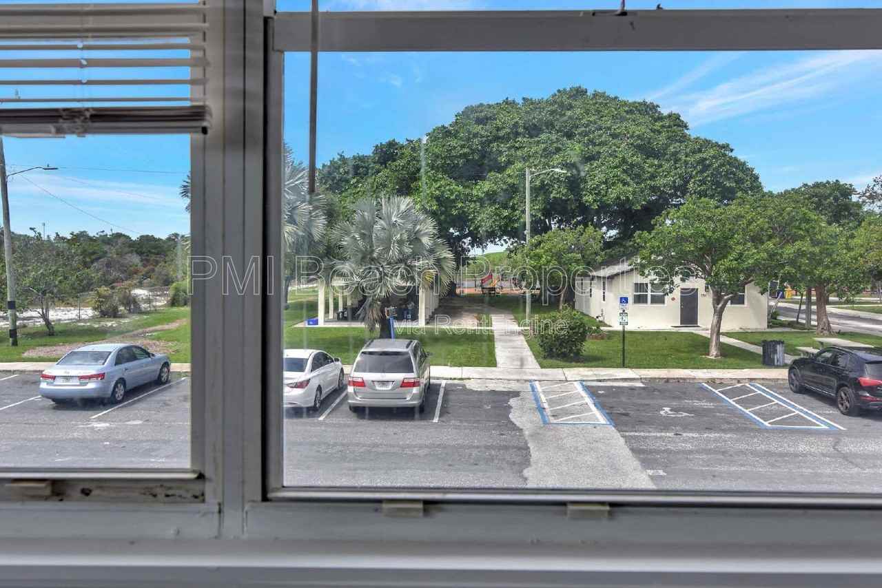 825 Truman St #4 - Photo 7 of 22