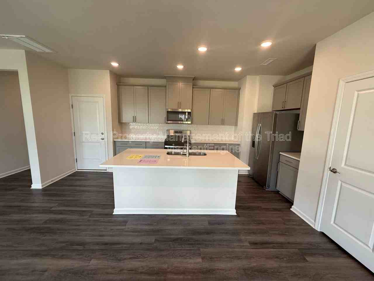 1915 Cherry Creek Rd - Photo 7 of 24