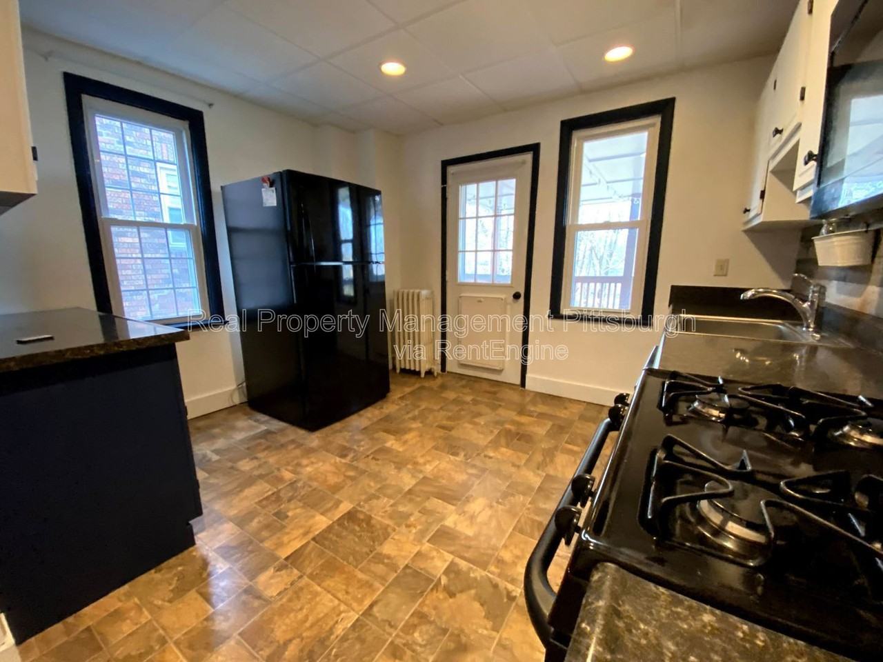 1808 Pioneer Ave - Photo 4 of 20